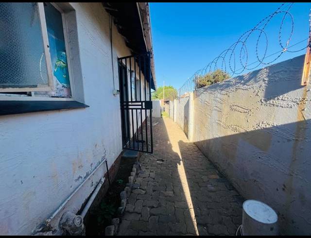 6 BEDROOM HOUSE FOR SALE IN CRESSLAWN